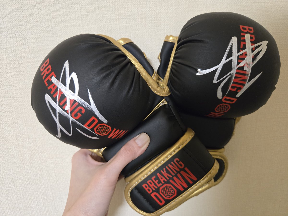 緊張しすぎて肩上がってた😂 お目当ての🥊サイングローブ🥊 GETっっ