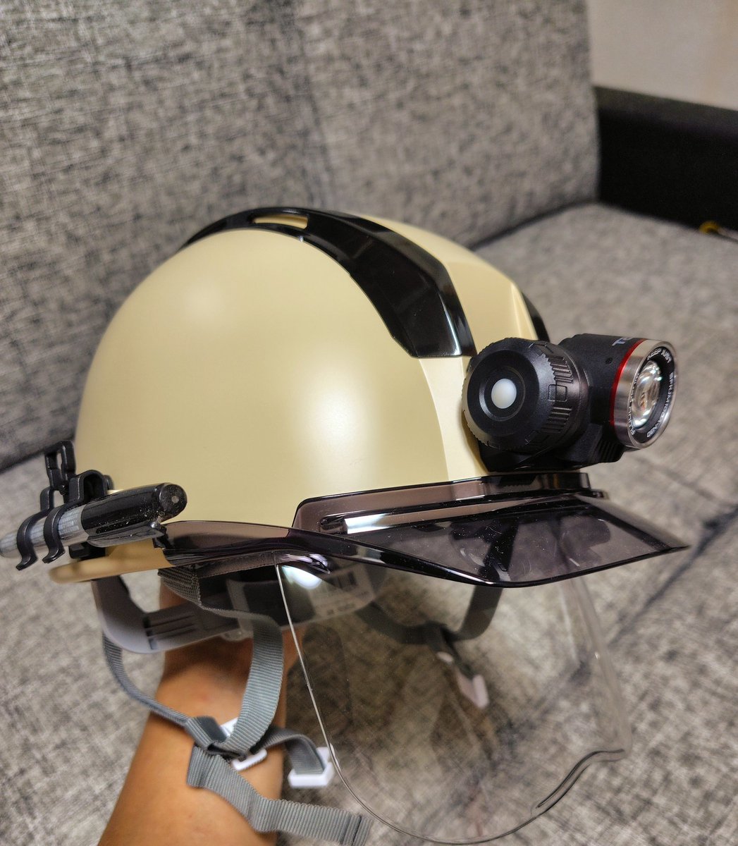 ebiRider21's tweet image. 森活用にちょっと良いメットとカッティングマシンを買った

アースブラウン色でシールド内蔵

1000ルーメンのヘッドライトも明るいし、送風ファン付きで頭も涼しい⤴️

これから好きなフォントの文字ステッカー貼るのが楽しみだ🎵

#森活
#TAJIMA
#セフメット
#シルエット
#ポートレート4