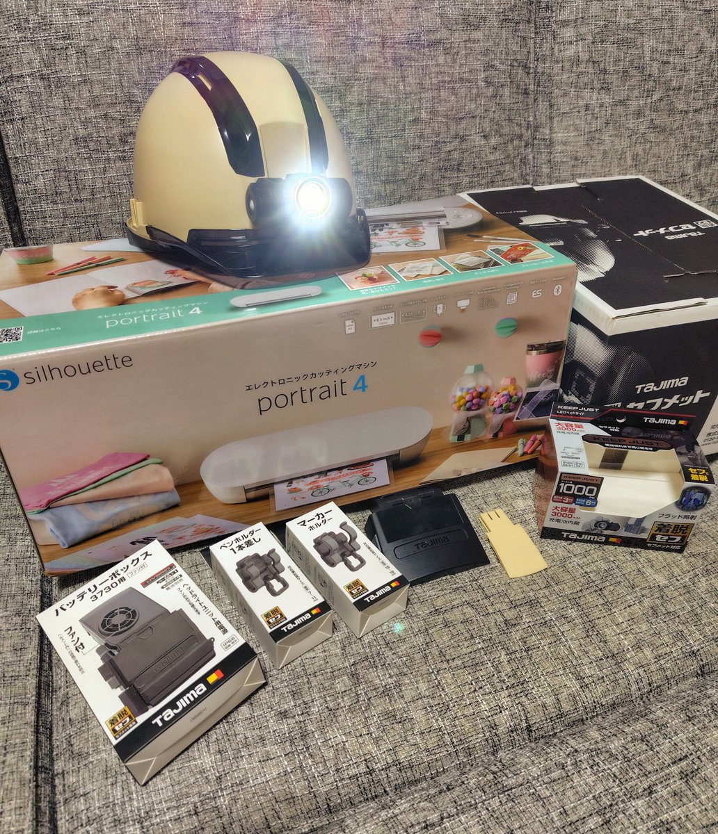 ebiRider21's tweet image. 森活用にちょっと良いメットとカッティングマシンを買った

アースブラウン色でシールド内蔵

1000ルーメンのヘッドライトも明るいし、送風ファン付きで頭も涼しい⤴️

これから好きなフォントの文字ステッカー貼るのが楽しみだ🎵

#森活
#TAJIMA
#セフメット
#シルエット
#ポートレート4