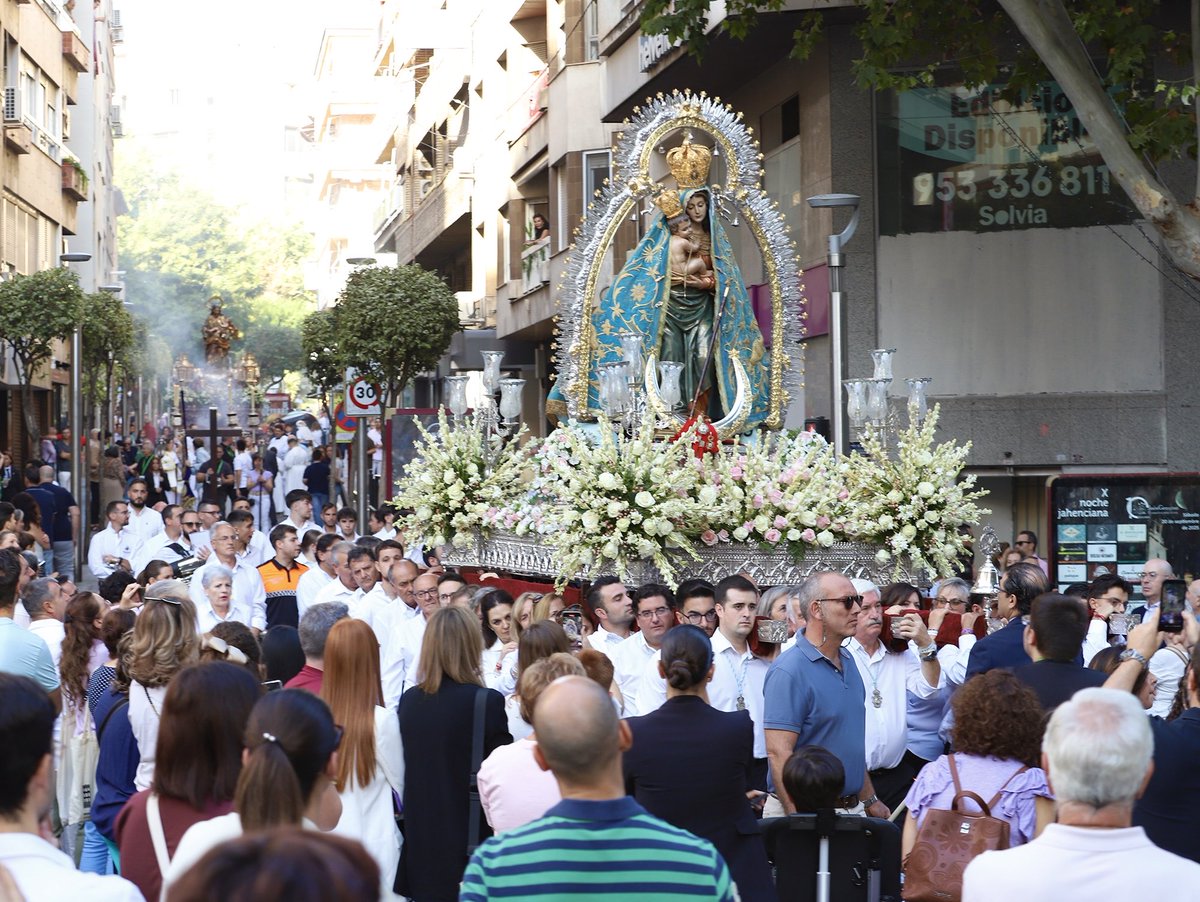 Alcala_la_Real's tweet photo. #AlcalálaReal
Nuestra Patrona derramó ayer sus mercedes por las calles de Jaén durante el desfile procesional  del Rosario Magno, un día histórico en el que contó con el acompañamiento musical de la @AngustiasAlcala.
1/2 https://t.co/esh7YfkE72
