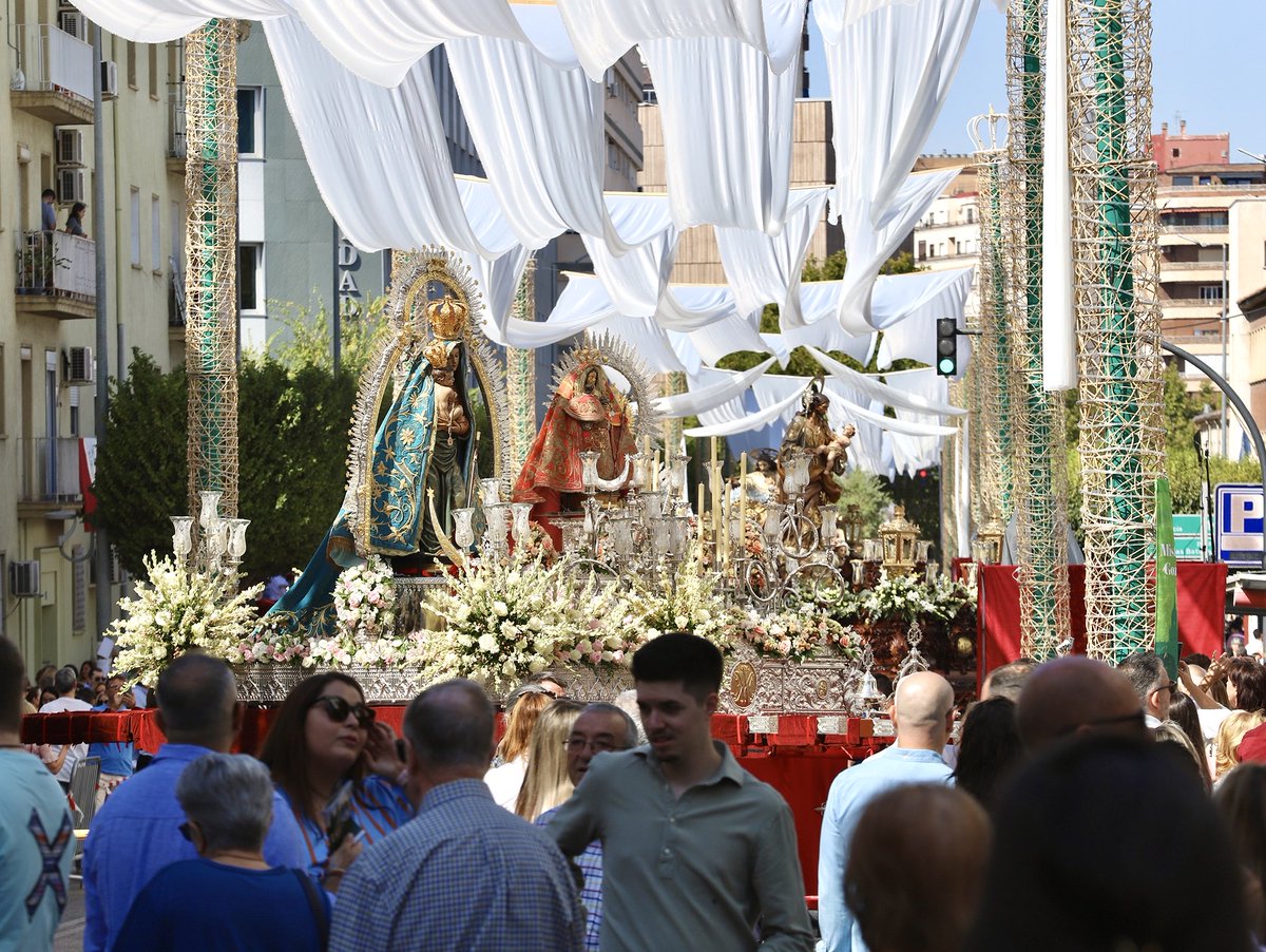 Alcala_la_Real's tweet photo. #AlcalálaReal
Nuestra Patrona derramó ayer sus mercedes por las calles de Jaén durante el desfile procesional  del Rosario Magno, un día histórico en el que contó con el acompañamiento musical de la @AngustiasAlcala.
1/2 https://t.co/esh7YfkE72