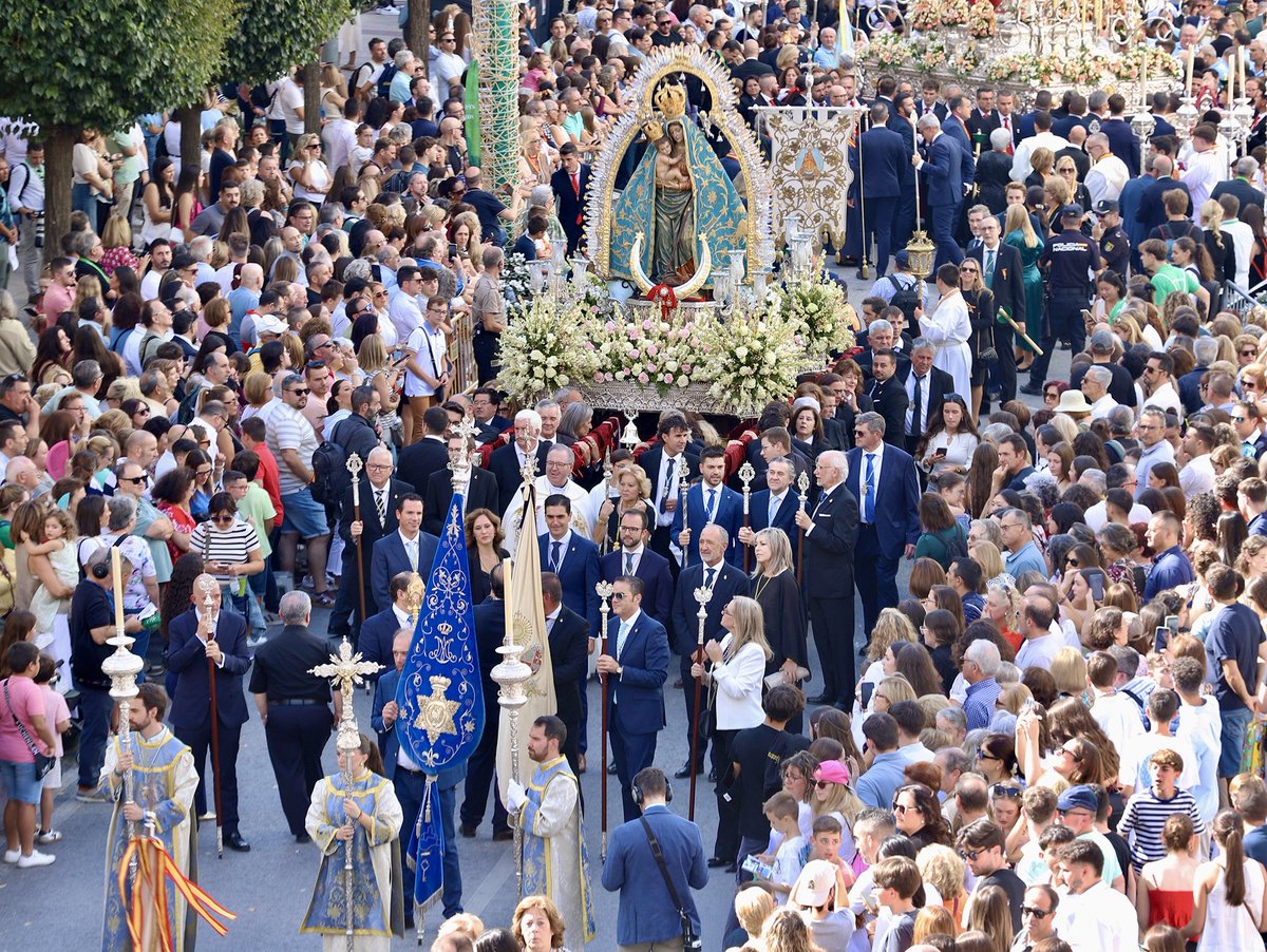 Alcala_la_Real's tweet photo. #AlcalálaReal
Nuestra Patrona derramó ayer sus mercedes por las calles de Jaén durante el desfile procesional  del Rosario Magno, un día histórico en el que contó con el acompañamiento musical de la @AngustiasAlcala.
1/2 https://t.co/esh7YfkE72