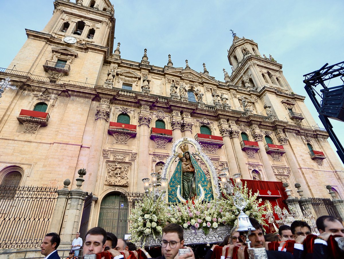 Alcala_la_Real's tweet photo. #AlcalálaReal
Nuestra Patrona derramó ayer sus mercedes por las calles de Jaén durante el desfile procesional  del Rosario Magno, un día histórico en el que contó con el acompañamiento musical de la @AngustiasAlcala.
1/2 https://t.co/esh7YfkE72