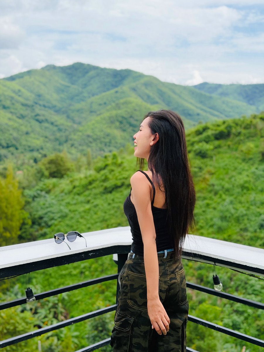 HongarnonL19174's tweet photo. หลงป่า ต้องหาทางออกให้เจอ
แต่ถ้าหลงเธอไม่อยากเจอเลยทางออก 🤭🍃🍃 #เพื่อนทุกคน #เพื่อนที่น่ารัก #สวนผึ้งราชบุรี #ภูเขา https://t.co/iUNt8bMowt