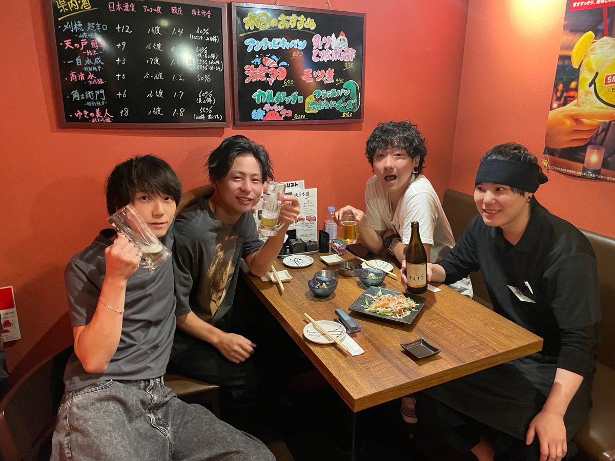 中学しんどい頃側にいてくれた先輩、初めてバンド組んだ友達、前バンドメンバーと最高の夜
最近の呑み会は漢泣きし合って語り合うの多い笑
それだけ俺の周りには熱くて優しい大好きしかいない誇りだ😁
形は違えどそれぞれ秋田の為に色んなこと本気取り組んでて、もう皆で一緒にやろうよって作戦会議😙