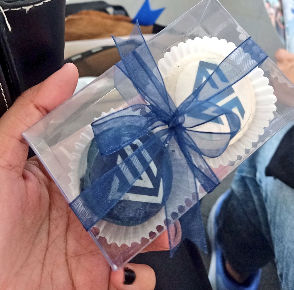 annjoe_muaw's tweet photo. Macarons by @kor_ryann09 ang sarap po 😋 ngaun ko lng kinain hehe tysm 💙 https://t.co/H3EepwuM7V