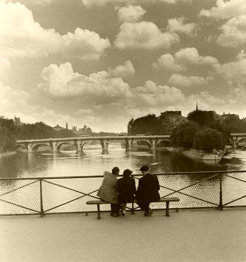 📸 Ervin Marton. 
Pont des Arts 
c.1945. Paris