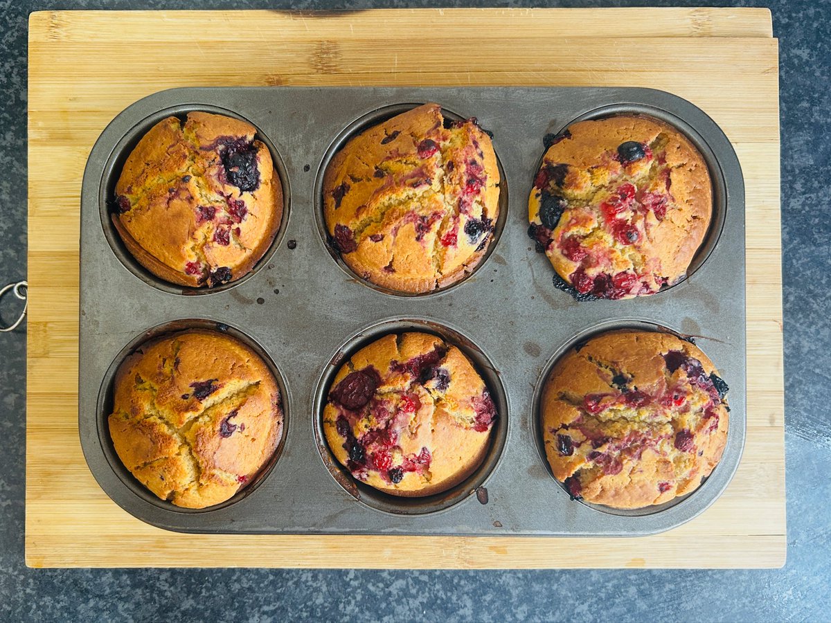 _Spesho's tweet image. When a sweet craving hits and you just happen to love being in the kitchen 👨🏽‍🍳🧁🍒🫐