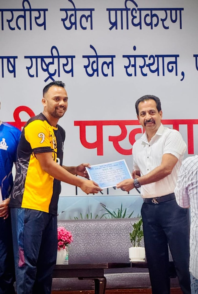 Pawan16114747's tweet photo. @SAI_Patiala 
हिंदी पखवाड़ा प्रतियोगिता में स्पोर्ट्स क्विज प्रतियोगिता में तृतीय स्थान मिला इसके उपलक्ष्य में NSNIS PATIALA के डायरेक्टर विनीत सर के द्वारा प्रमाण पत्र दिया गया ! https://t.co/W5QKmF96ej