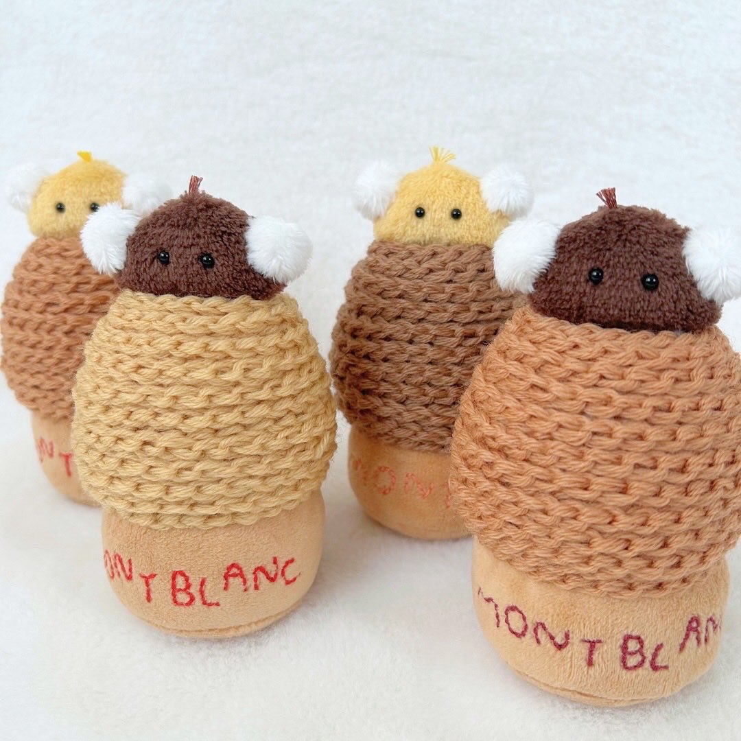 【モンブランのぬいぐるみ】

ざっくりと焼き上げたタルト生地に濃厚な生クリーム、メレンゲをのせこだわりの栗ペーストを絞りました🧑‍🍳🌰

上に乗ってるマロングラッセちゃん、甘露煮マロンちゃんはモンブランベッドから脱走することができるよ🛏️💕