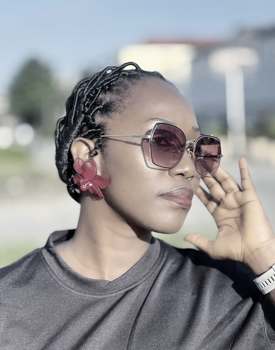 KefesVoice's tweet image. Growing up, I was terrified of this version of KIKO. It looked so painful and now that I’ve done it, I can confirm that it’s the packing together that’s the real villain. 😭 
Would you still make this style today for nostalgia or fashion?

#Kiko #AfricanThreading #HairStories