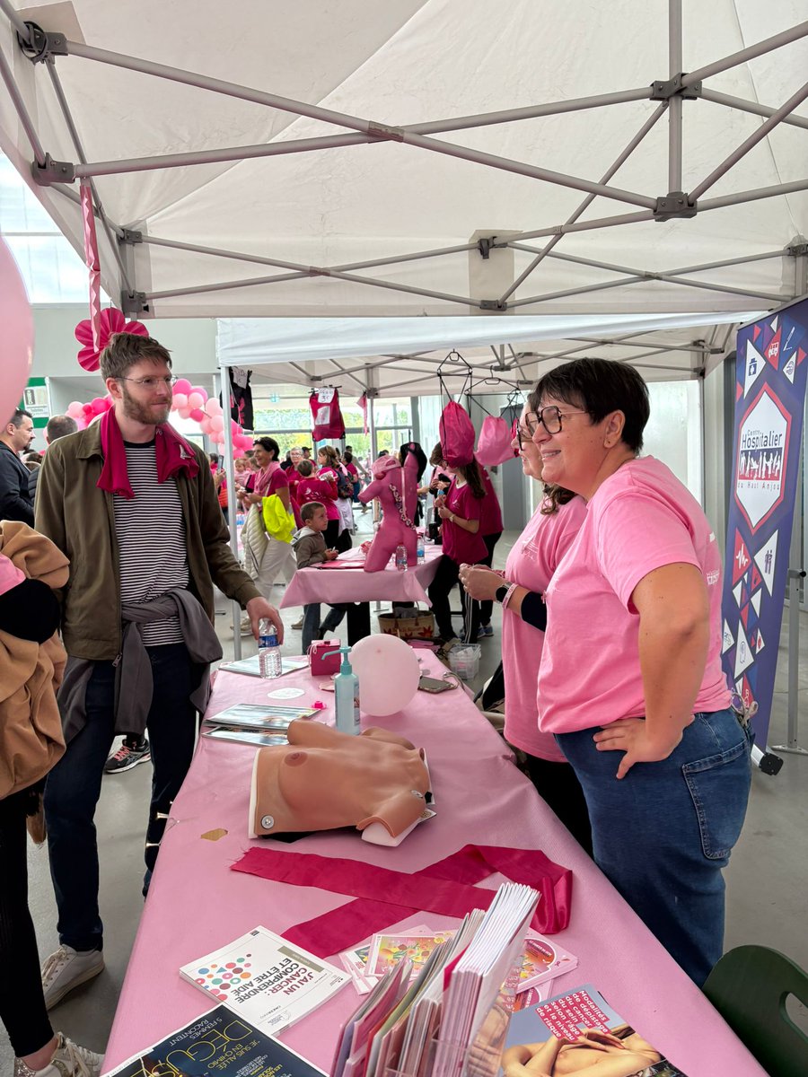 CH_HAUTANJOU's tweet photo. #OctobreRose 
Retour en images sur la Marche Rose @chateau_gontier ! Près de 1500 participants rassemblés pour sensibiliser au dépistage du cancer du sein 🎗

Un très beau moment partagé tous ensemble 👏👏 https://t.co/N1ll7ctGqC