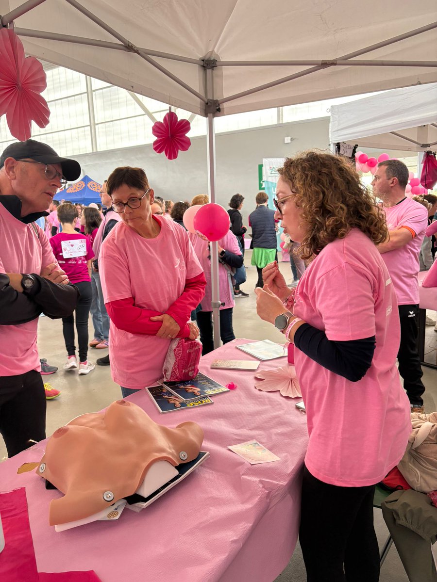 CH_HAUTANJOU's tweet photo. #OctobreRose 
Retour en images sur la Marche Rose @chateau_gontier ! Près de 1500 participants rassemblés pour sensibiliser au dépistage du cancer du sein 🎗

Un très beau moment partagé tous ensemble 👏👏 https://t.co/N1ll7ctGqC
