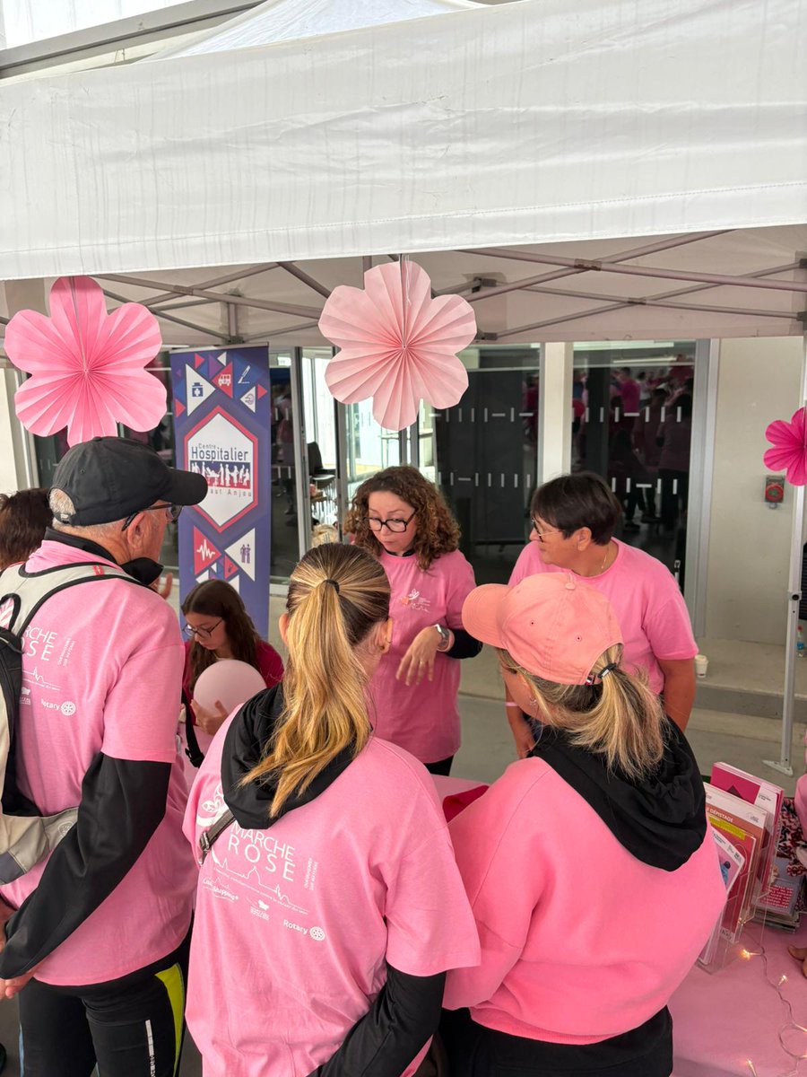 CH_HAUTANJOU's tweet photo. #OctobreRose 
Retour en images sur la Marche Rose @chateau_gontier ! Près de 1500 participants rassemblés pour sensibiliser au dépistage du cancer du sein 🎗

Un très beau moment partagé tous ensemble 👏👏 https://t.co/N1ll7ctGqC