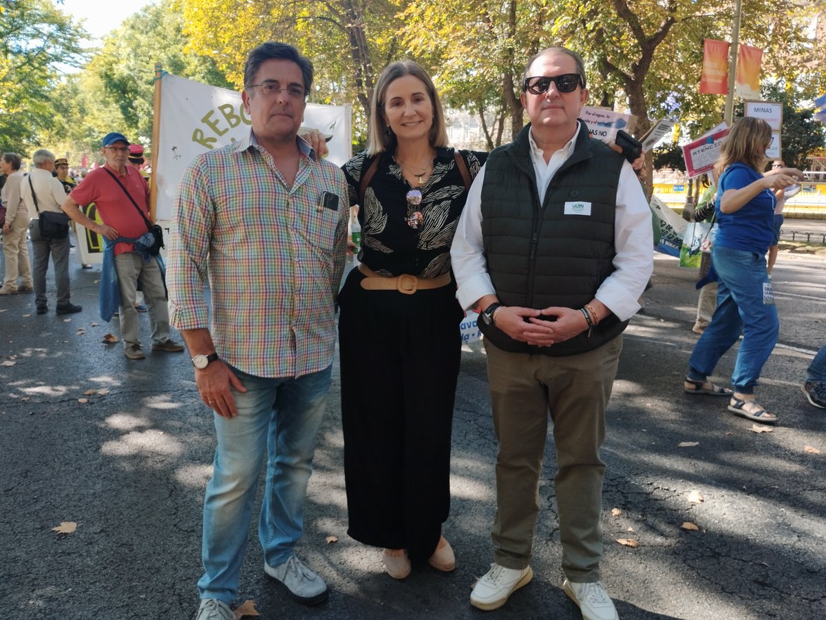 JuanLaciana's tweet photo. @UCINOFICIAL en compañía nuestros amigos y compañeros de @espanavaciadaSA, de @CreeOficial, de @PartidoFuturo, de @SoriaYa , de @TeruelExiste_ y tantos otros en la manifestación de Madrid en defensa del Mundo Rural cada vez más abandonado y agredido.
SER POCOS NO RESTA DERECHOS https://t.co/epcpAqaXhV