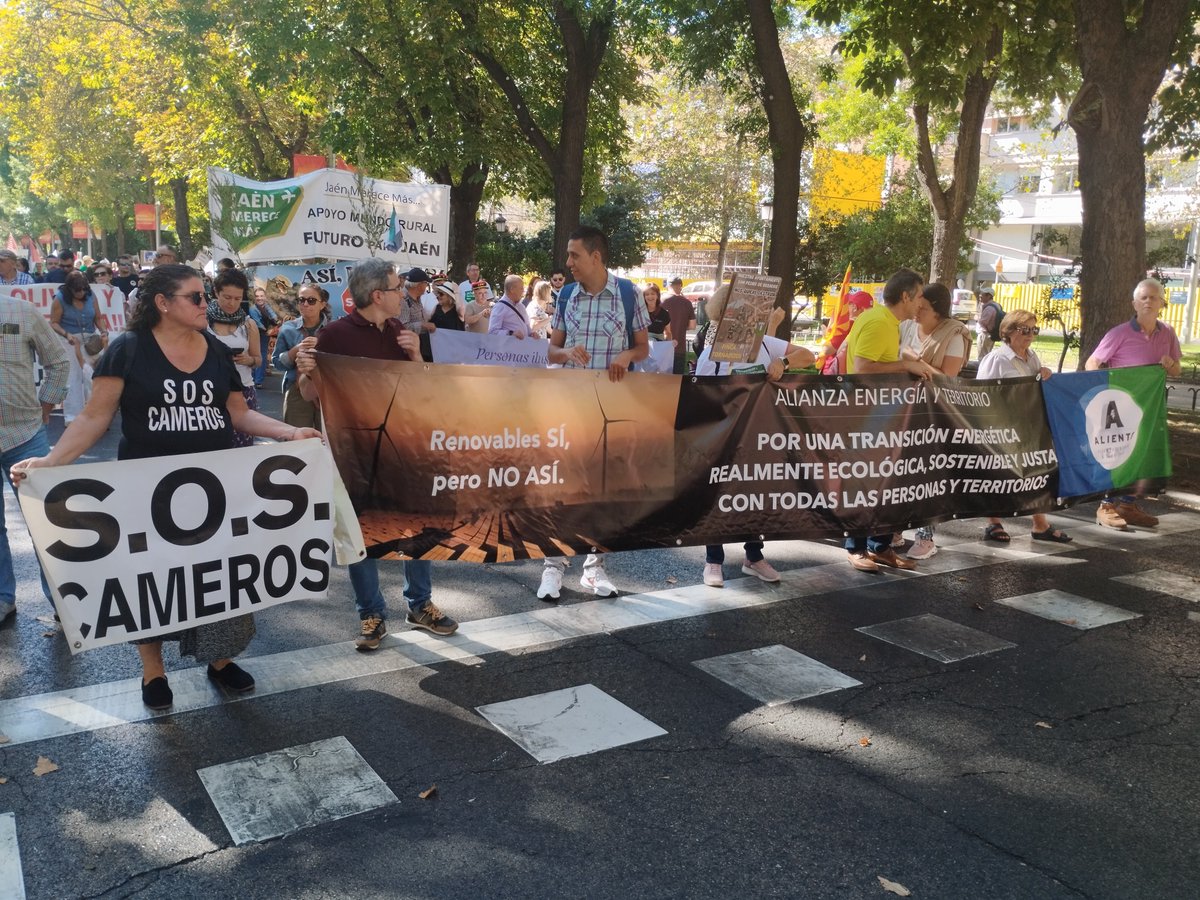 JuanLaciana's tweet photo. @UCINOFICIAL en compañía nuestros amigos y compañeros de @espanavaciadaSA, de @CreeOficial, de @PartidoFuturo, de @SoriaYa , de @TeruelExiste_ y tantos otros en la manifestación de Madrid en defensa del Mundo Rural cada vez más abandonado y agredido.
SER POCOS NO RESTA DERECHOS https://t.co/epcpAqaXhV