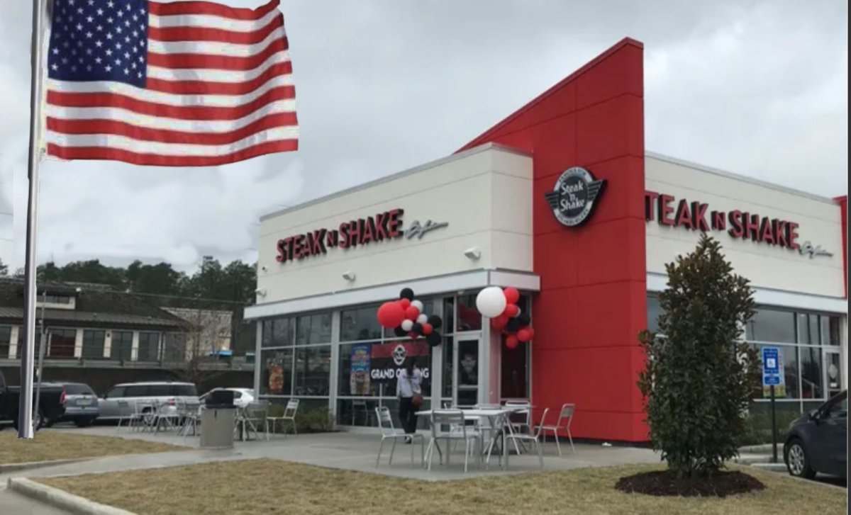 🇺🇸Steak 'n Shake is raising the bar with the tallest U.S. flags at all 397 locations, costing $10K–$20K each to meet local laws. "Proudly supporting American values," the chain says, sparking cheers from MAGA fans!