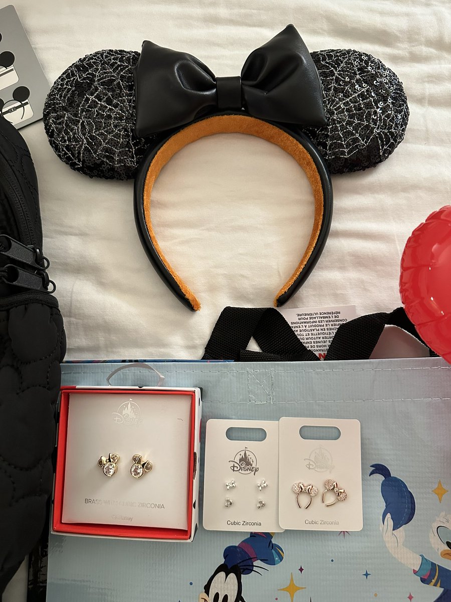 matchiii32's tweet photo. 購入品〜！
70thのミニリ��ック買いたいなって思ってたらこっち見つけて一目惚れ🥺ポケットめっちゃ��って使いやすそうだしキルティングがミッキーで本当かわいい😭後日本はイヤリング多いからピアス種類多くてありがたい🫶🏻カチューシャはウギブギで黒コーデに合わせたくて購入🕸️
#まっちLA旅2025 https://t.co/O7CbQg3Ubm
