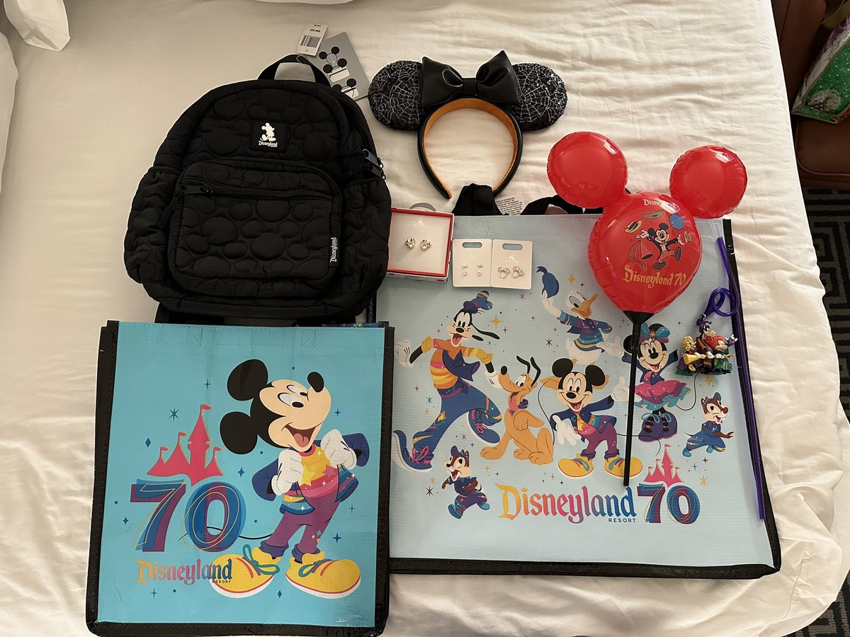 matchiii32's tweet photo. 購入品〜！
70thのミニリ��ック買いたいなって思ってたらこっち見つけて一目惚れ🥺ポケットめっちゃ��って使いやすそうだしキルティングがミッキーで本当かわいい😭後日本はイヤリング多いからピアス種類多くてありがたい🫶🏻カチューシャはウギブギで黒コーデに合わせたくて購入🕸️
#まっちLA旅2025 https://t.co/O7CbQg3Ubm