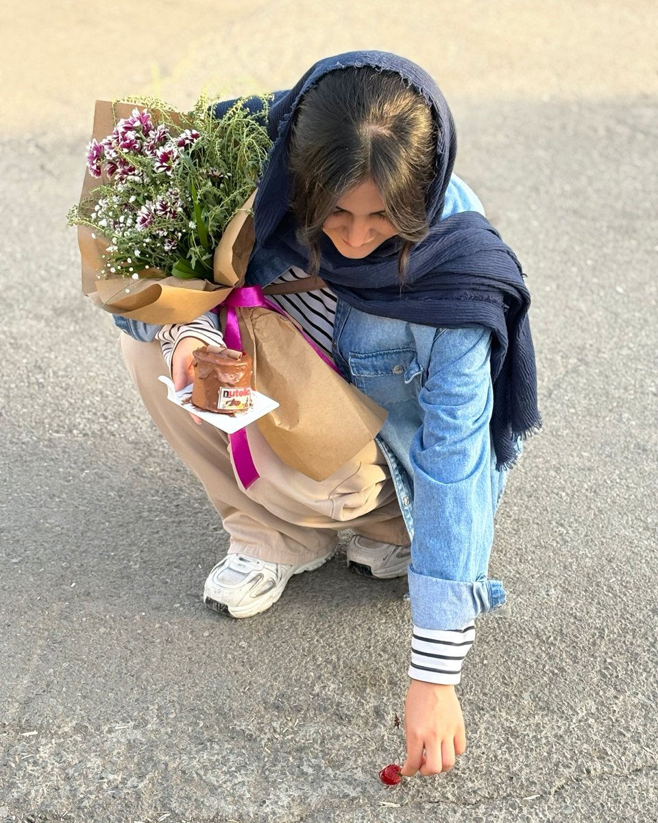 Ainazghorbani's tweet photo. اول توت فرنگیم افتاد زمین 🍓
و بعد کیکم:)))) https://t.co/ZSl2PiHIgd