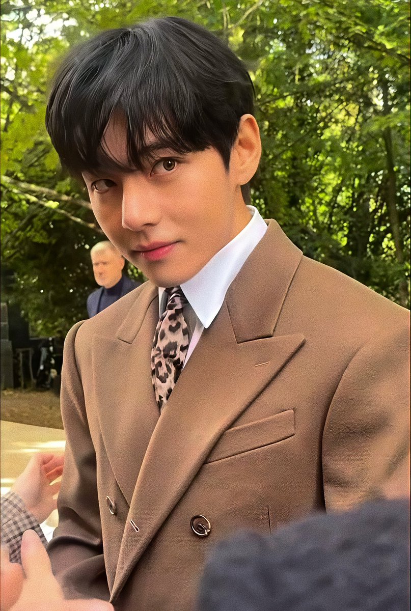 ETHEREAL BEAUTY 🥵🥹

V FOR PARIS FASHION WEEK
CELINE AMBASSADOR TAEHYUNG  #VxCELINEPFW #CELINESUMMER2026 #TAEHYUNGxCELINE