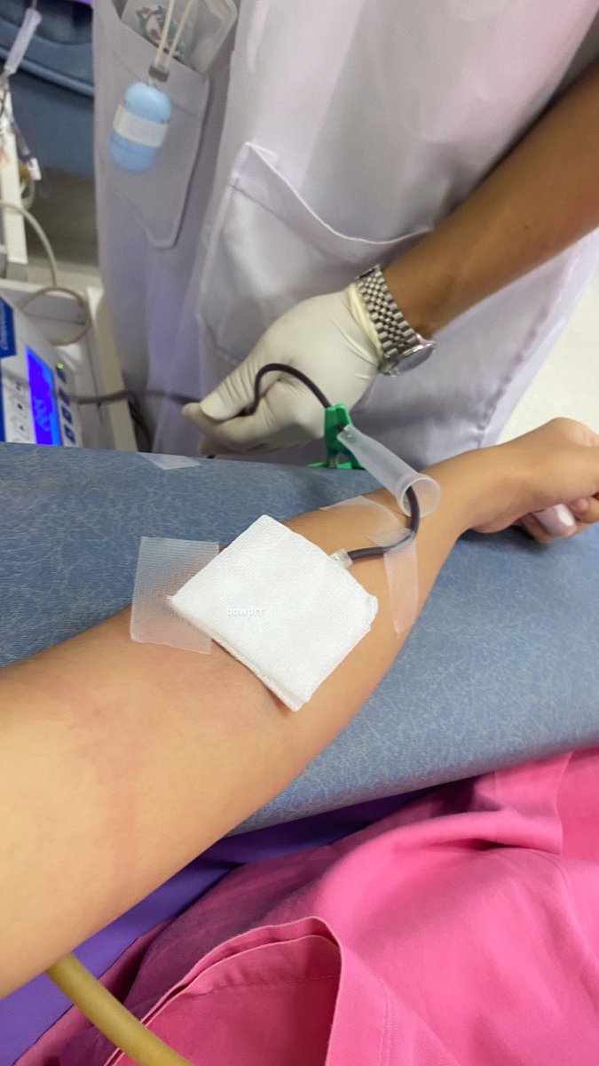 bavo_sleepyii's tweet photo. บริจาคเลือดครั้งแรกในชีวิต ท���่จริงตั้งใจจะทำมาปีกว่าแล้วแต่ไม่กล้าทุกที พอแอบเห็นว่ามีโปรเจกต์บริจาคเลือดเนื่องด้วยวันเกิดพี่นานิก็เอาวะ!! เป็นไงเป็นกัน   พี่นานิคือคนที่ทำให้หนูกล้าออกจากเซฟโซนก้าวข้ามความกลัวเลยนะ ���คตรจะปลดล็อกตัวเองเลยอะ😭

#hirunkit_  
#naniandkotaegiveblood https://t.co/V8eOkmZbmi