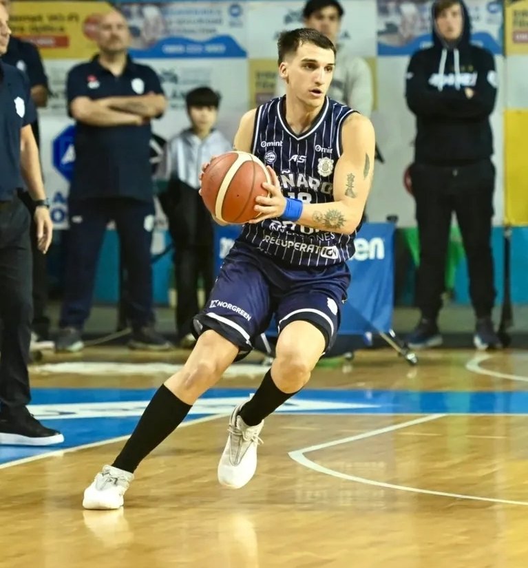 #LNB Peñarol cayó ante Regatas. No aprovechó dos momentos del juego: uno fue el comienzo arrollador de Perez Tapia (14 puntos en el 1C) en donde no sacó diferencias y el otro cuando sacó 6 y rápidamente perdió esa ventaja. Siguen los problemas defensivos y la regularidad.