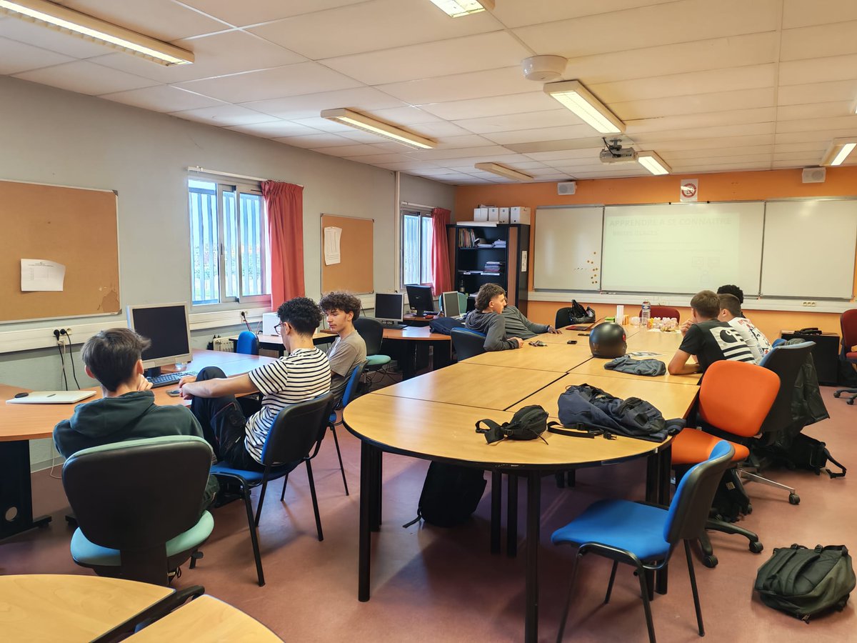 Nos Tles bac Pro Moto et  BTS 2ᵉannée ont officiellement lancé les Cordées de la Réussite !
Mais au fait, c’est quoi une cordée ? La cordée« Trait d’Union » a pour mission de créer du lien entre élèves du lycée et ceux du CFA, partages d'expérience,conseils, motivation.
