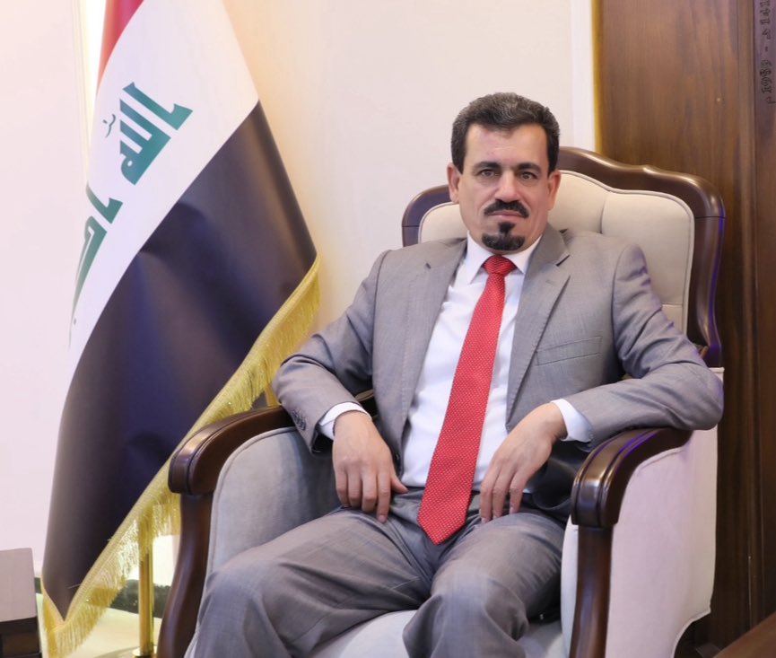 خلف العراق عراقٌ آخر يقفُ
وخلف كل عراقياتهِ شغفُ
يحوك من جوعهِ إن جاع سنبلةً
ومن جراحاته عيناه ترتشفُ
هذا الذي يلفح البارود جبهته
وخصمهُ في زوايا الحرب يرتجفُ

#اليوم_الوطني_العراقي