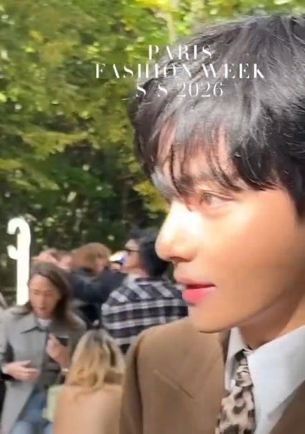 아니 충격적으로 잘생겨서 헛웃음 나오네  
촬영할때마다 뷔는 최대한 보정 하지말라는 얘기 나오는거 ㅈㄴ이해감