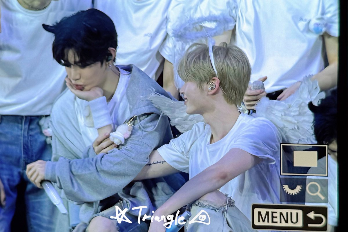 𝒕𝒓𝒊𝒂𝒏𝒈𝒍𝒆🩵🩷 tweet media