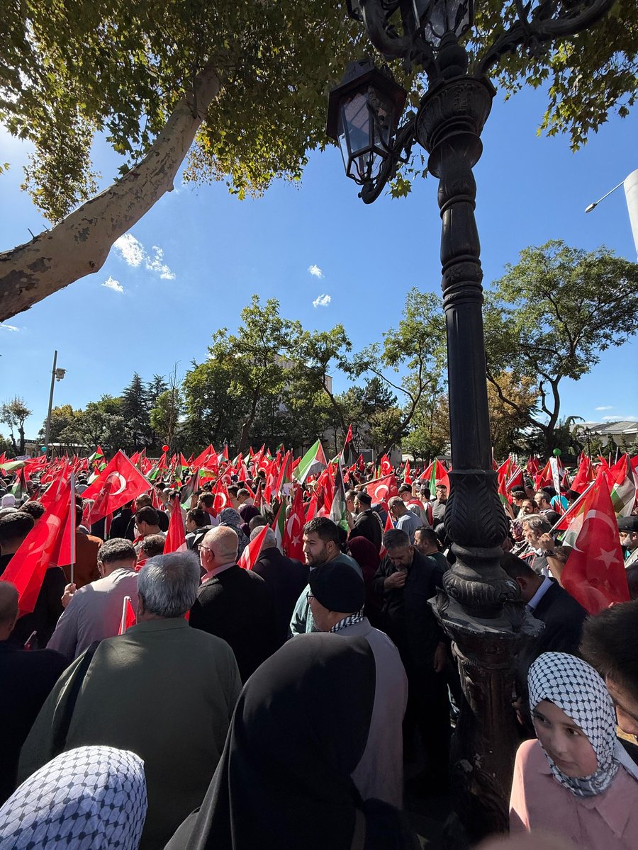 DrVeyselTiryaki's tweet photo. Ankara’da on binlerce yürek, mazlum Filistin halkının yanında olmak için tek ses, tek yürek oldu.

İsrail’in Gazze’de gerçekleştirdiği katliamları protesto etmek üzere Gazze Kararlılık Yürüyüşünde Ulus’tan Kızılay Meydanı’na doğru güçlü bir yürüyüş gerçekleştiriyoruz.

Zulme karşı dimdik ayaktayız! 🇵🇸 🇹🇷