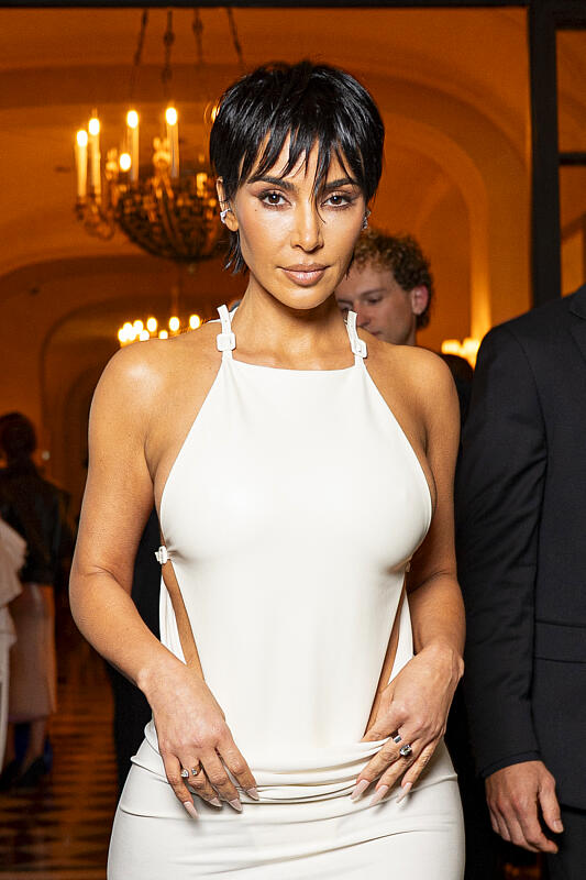 KUWTKWorld's tweet image. 📸 Kim Kardashian at the Business of Fashion Gala at PFW

#PFW2025