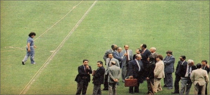 "Lo que más me gusta del fútbol es la pelota. Todo lo demás, cansa". 
Diego Armando Maradona.