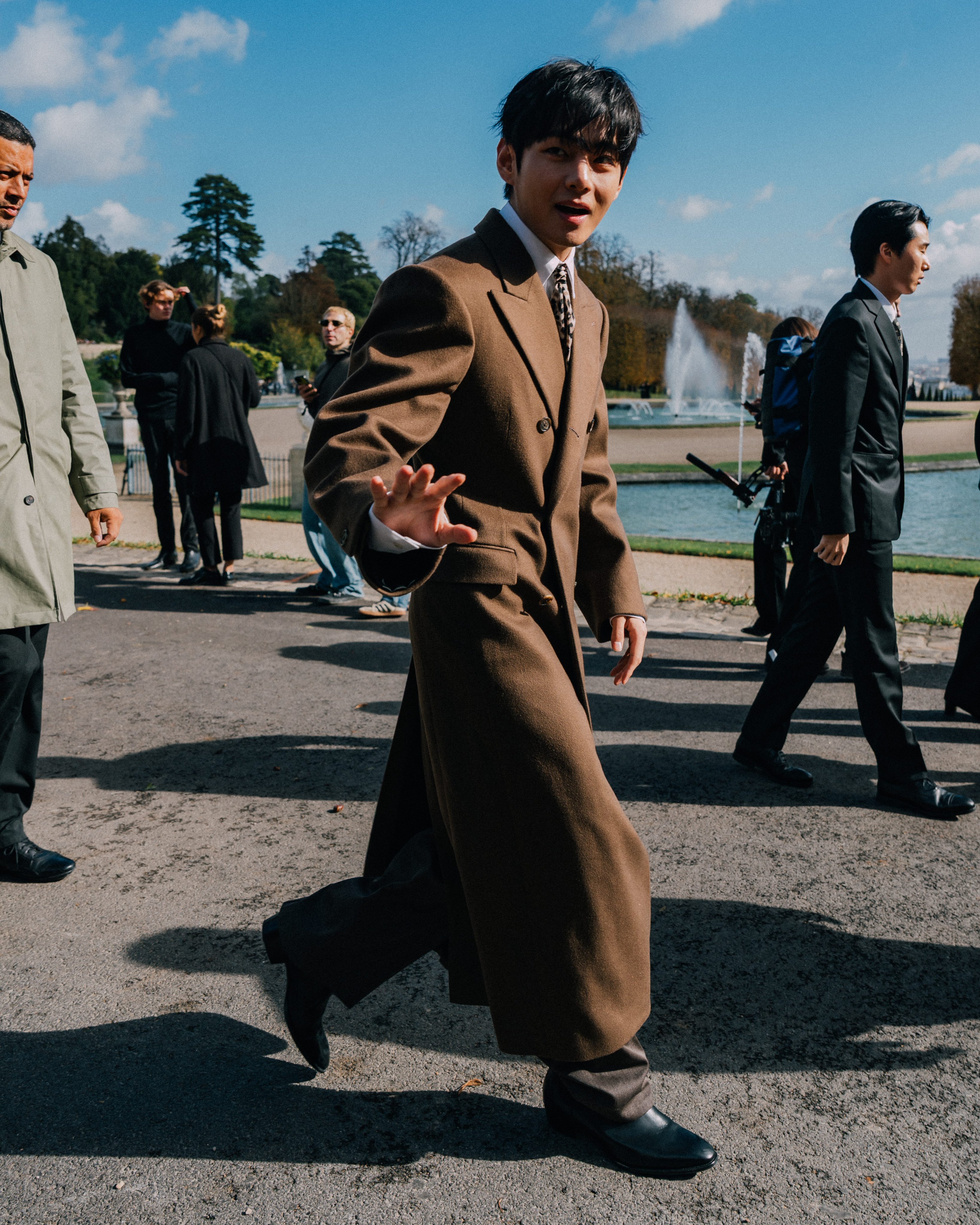 BTS シャカシャカフレークパーツ　V　テテ　CELINE　バージョン BTS Vからのセリーヌ2026春コレクションメッセージ | TikTok