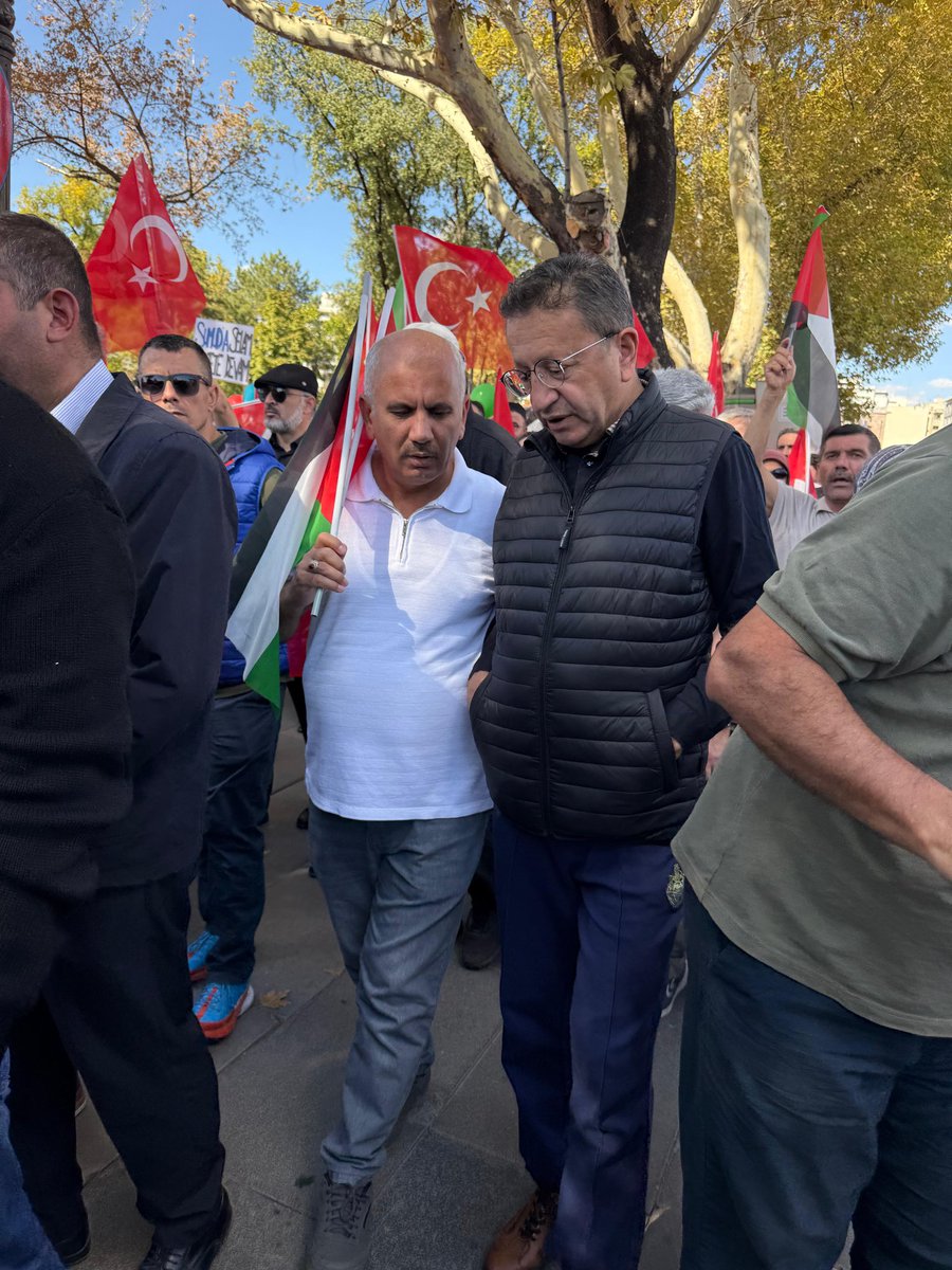 DrVeyselTiryaki's tweet photo. Ankara’da on binlerce yürek, mazlum Filistin halkının yanında olmak için tek ses, tek yürek oldu.

İsrail’in Gazze’de gerçekleştirdiği katliamları protesto etmek üzere Gazze Kararlılık Yürüyüşünde Ulus’tan Kızılay Meydanı’na doğru güçlü bir yürüyüş gerçekleştiriyoruz.

Zulme karşı dimdik ayaktayız! 🇵🇸 🇹🇷