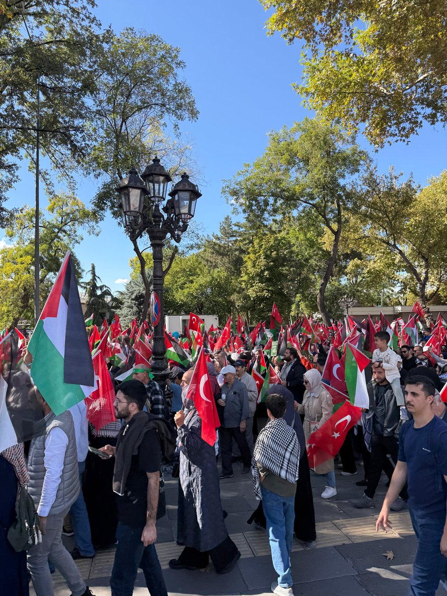 Ankara’da on binlerce yürek, mazlum Filistin halkının yanında olmak için tek ses, tek yürek oldu.

İsrail’in Gazze’de gerçekleştirdiği katliamları protesto etmek üzere Gazze Kararlılık Yürüyüşünde Ulus’tan Kızılay Meydanı’na doğru güçlü bir yürüyüş gerçekleştiriyoruz.

Zulme