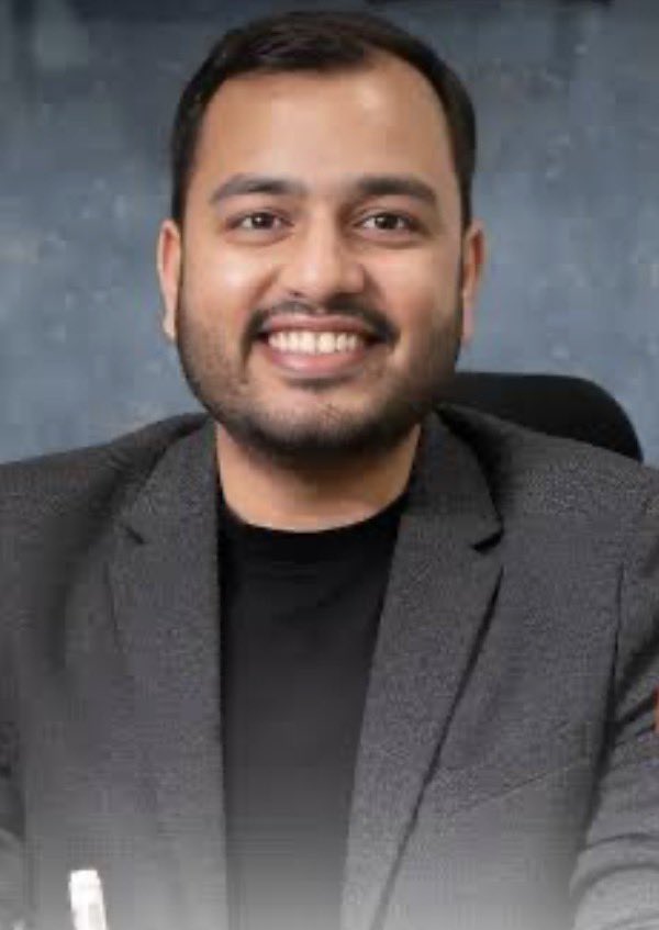 मुझे डर है अब रेड ना पड़ जाए खैर खबर सुनो 

रिपोर्ट्स के मुताबिक, अलख पांडेय की नेट वर्थ में 223% का इज़ाफ़ा दर्ज किया गया है।

अब उनकी कुल नेट वर्थ ₹14,510 करोड़ पहुंच गई है,
जबकि शाहरुख खान की नेट वर्थ 12,490 करोड़ आंकी गई है।

शिक्षा की दुनिया में यह एक बड़ा मुकाम माना जा रहा