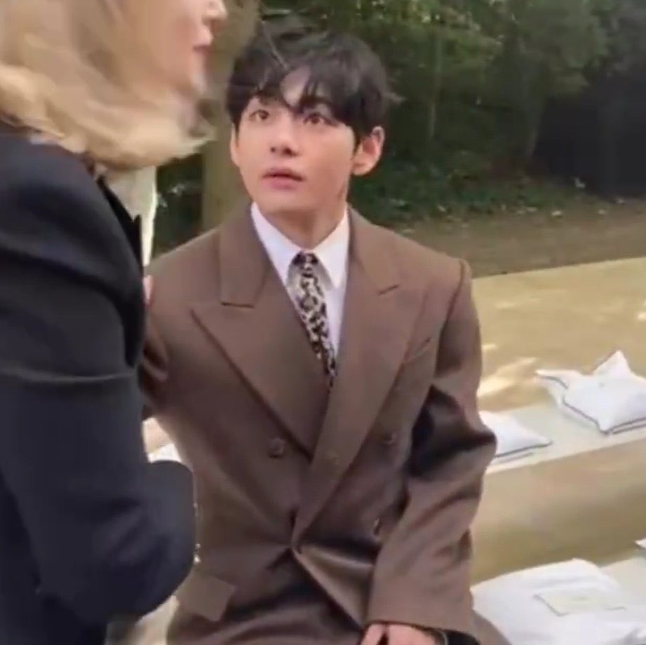how can jungkook say no to this taehyung 😭