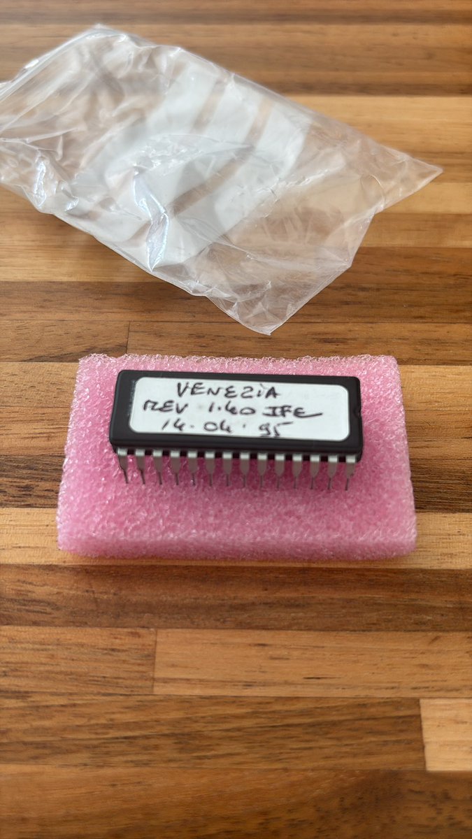 fanelieglm's tweet photo. J’ai trouvé ça dans ma cave quelqu’un sait ce que ça peut être ??? https://t.co/O5rrIzLE5p