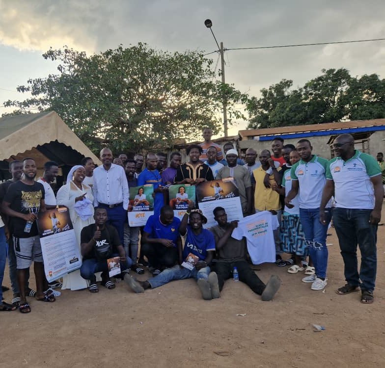 ONG_MIDJ's tweet photo. Ce 03 Octobre, toujours avec les jeunes inséparables le représentant de L'UE M. KODJO Messan a  pu intervenir et nourrir nos concitoyens à l’utilité pour nous jeunes de participer à des les élections présidentielles participatives et apaisées 
#JeunesseEnAction @macei_ci 
#Jeunes https://t.co/HQCY36QRco