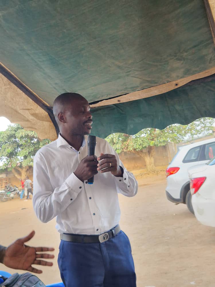 ONG_MIDJ's tweet photo. Ce 03 Octobre, toujours avec les jeunes inséparables le représentant de L'UE M. KODJO Messan a  pu intervenir et nourrir nos concitoyens à l’utilité pour nous jeunes de participer à des les élections présidentielles participatives et apaisées 
#JeunesseEnAction @macei_ci 
#Jeunes https://t.co/HQCY36QRco
