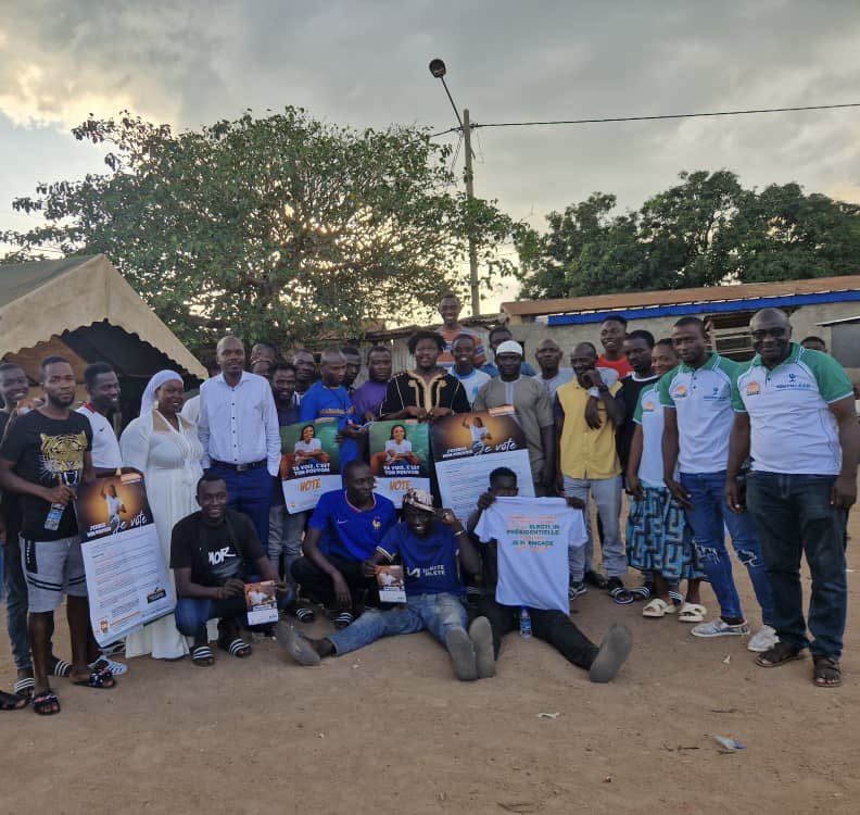 ONG_MIDJ's tweet photo. Ce 03 Octobre, toujours avec les jeunes inséparables le représentant de L'UE M. KODJO Messan a  pu intervenir et nourrir nos concitoyens à l’utilité pour nous jeunes de participer à des les élections présidentielles participatives et apaisées 
#JeunesseEnAction @macei_ci 
#Jeunes https://t.co/HQCY36QRco