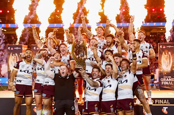 doroshi_desu's tweet photo. 19 years from the last trophy.

2 lost Grand Finals since 2006 in heartbreaking fashion.

Beat the minor premiers AND the defending premiers back to back.

2 year turn around from this to this, coming from behind 🥹

Never going to get over this. Our club @brisbanebroncos 🐎 https://t.co/WsMTgXnpy1