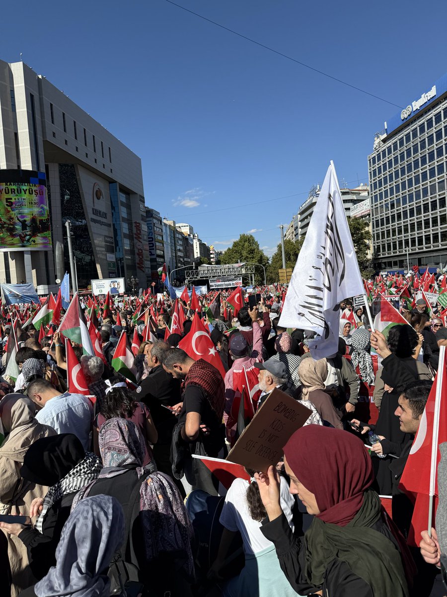 Tarafımız belli…. 
Katil israil.
#NehirdenDenizeÖzgürFilistin