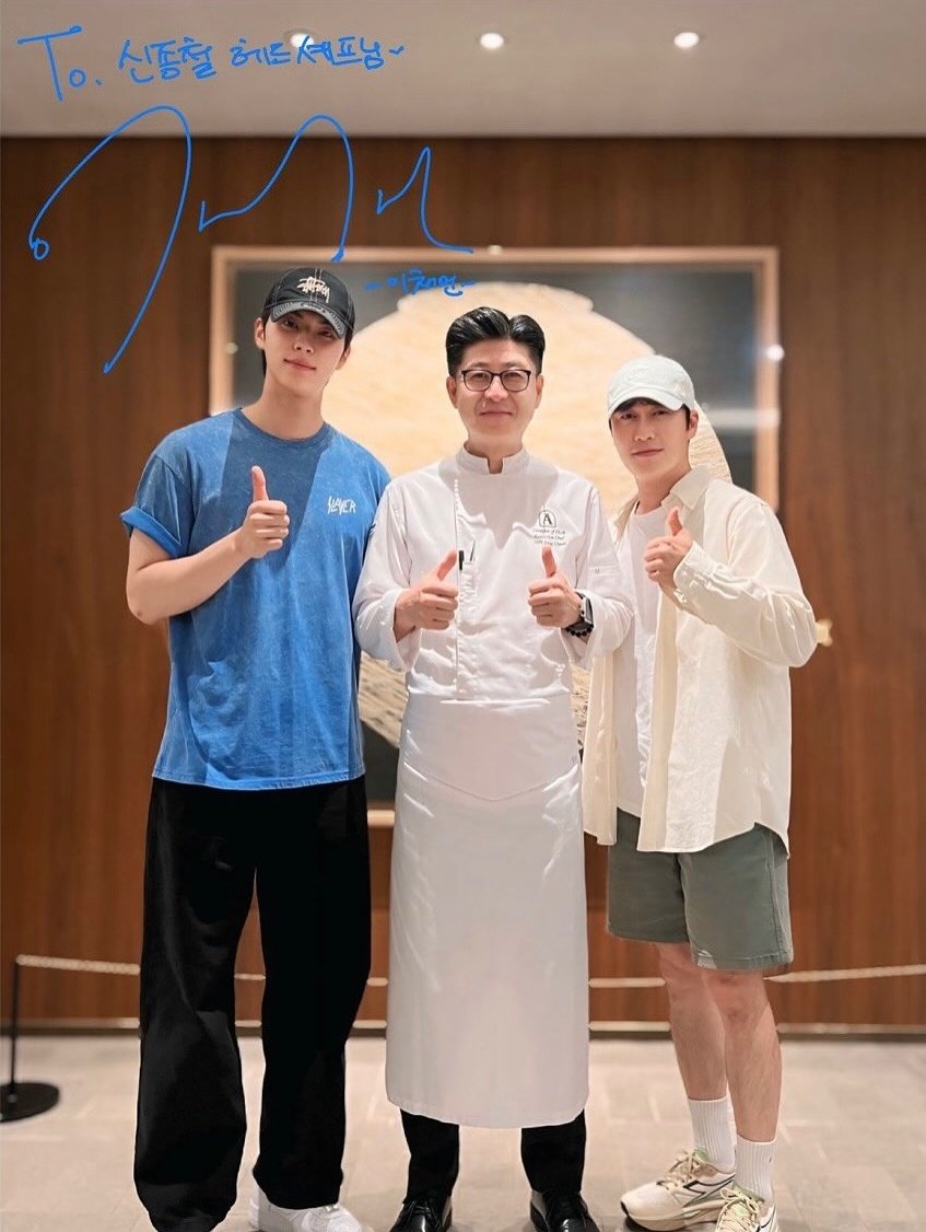 0dan79's tweet photo. 이채민이랑 오의식 배우랑
호텔에 깜짝 방문했다고 신종철 셰프 인스타 올라온거 ㅋㅋ
폭군의셰프 자문선생님과의 조합...🥰 https://t.co/RvfjD80LLM