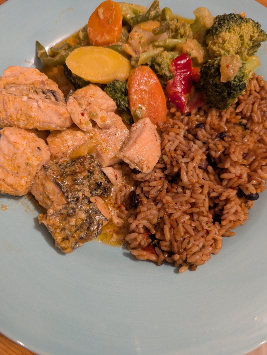 TrueEager's tweet image. #KitsWhoCook

Supper last night

Red curry salmon, with vegetables, and Louisiana-style rice.