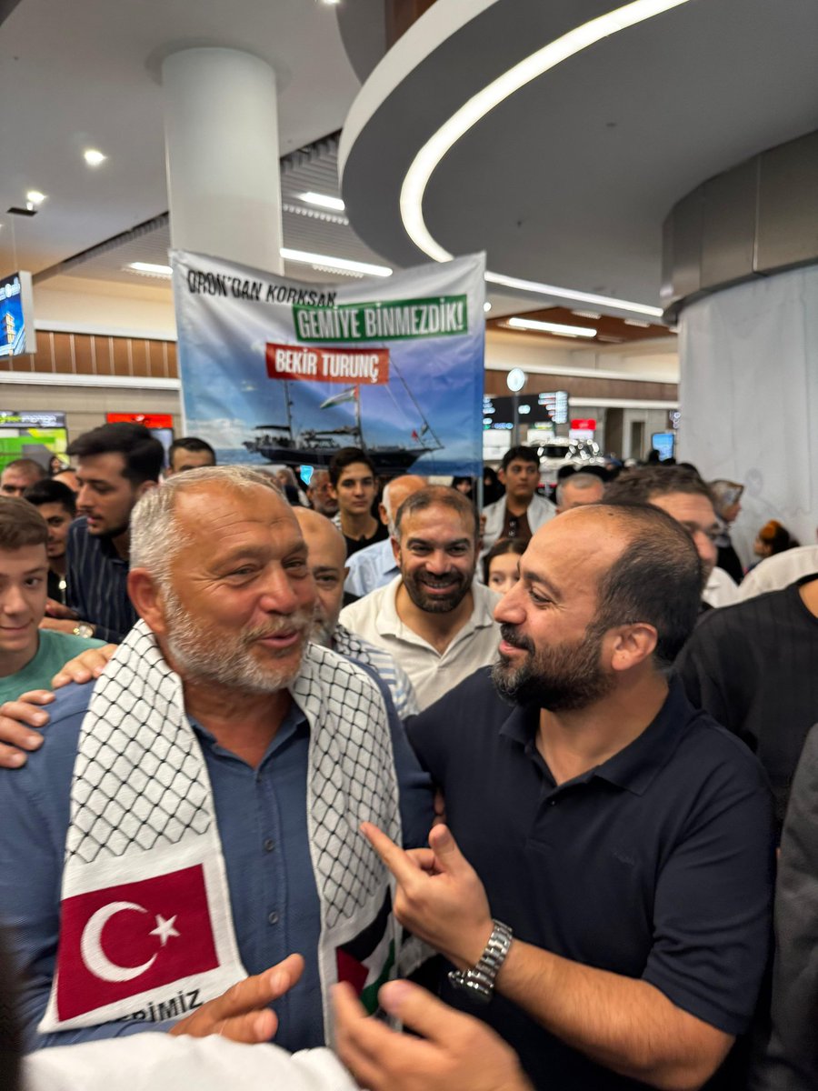 ENESBEYAZ1's tweet photo. Global Sumud Filosu ile Gazze'ye gitmek için yola çıkan Bekir Turunç Ağabey, bugün Adana'ya döndü. ilk sözü, "bir sonraki filoyu daha güçlü çıkarmamız lazım" oldu. Andolsun vazgeçmeyeceğiz. Bu iradeyi yenemeyecekler... https://t.co/bi53gM2HmH