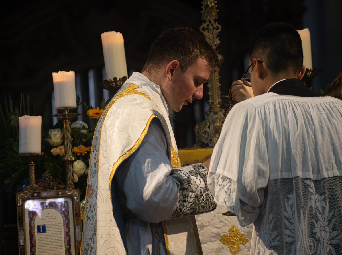 totocatho's tweet image. 1ère messe du Chanoine Bunnens, de l&apos;Institut Christ Roi Souverain Prêtre, à Rouen.

Deo gratias 🙏

@ICKSP