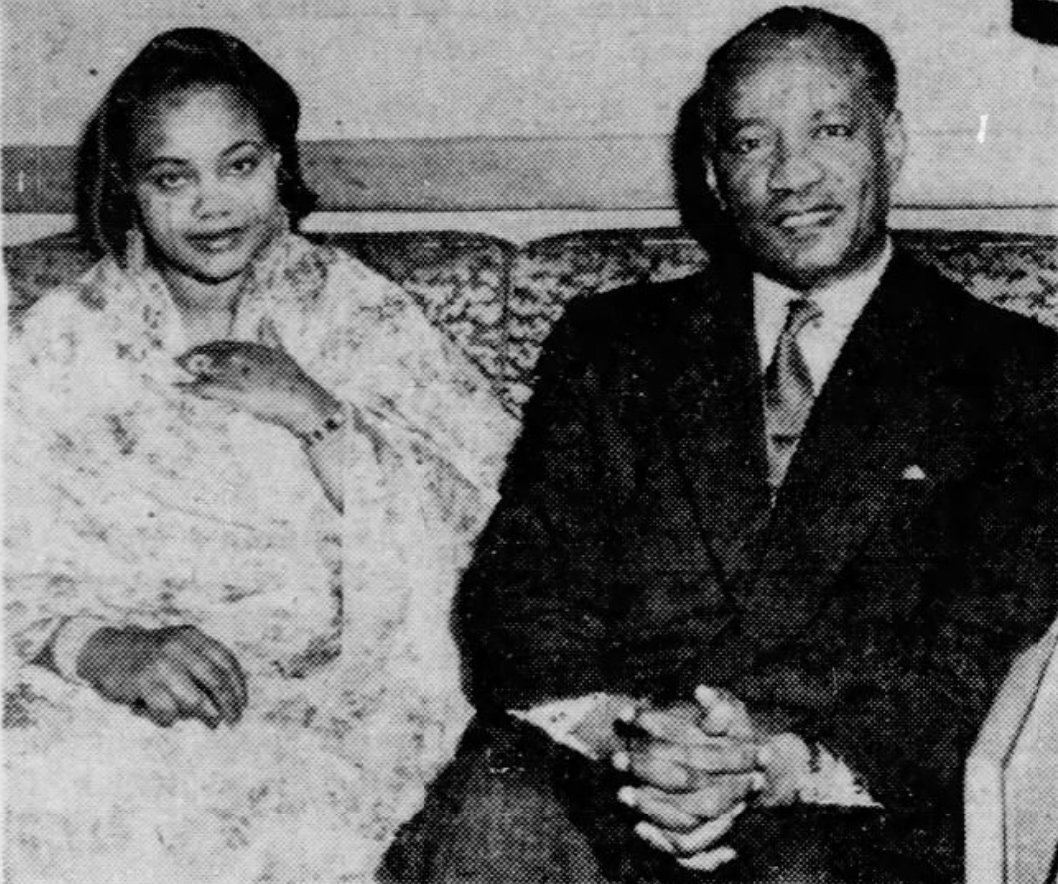 Sudanhistory280's tweet photo. علوية زوجة السفير السوداني تكشف عن الجاذبية والود

بقلم: مادلين ويلسون

8 ابريل 1958 – إحدى أكثر السيدات بروزًا والأكثر أناقة في مجموعة الأمم المتحدة هي علوية، زوجة يعقوب عثمان، سفير السودان لدى الأمم المتحدة.

تعيش أسرة عثمان وأطفالهم الثلاثة في 6 روكلاند أفنيو.

عندما تراقب علوية وهي تدخل الغرفة: أول ما يلفت النظر هو قامتها، وخطواتها الهادئة، ووقارها الملوكي. وكما جرت العادة ترتدي زيها الوطني: "التوب" الملفوف، المشابه للساري.

ودودَة ودافئة
ثم تلاحظ ابتسامتها، دافئة وودودة، وعينيها البنيتين الجميلتين. وعندما تقترب أكثر، ترى الشلوخ ثلاث على كل خد، كل واحدة منها تمتد من أسفل العين حتى عظم الفك. وعلى الفور تدرك أنك أمام امرأة من مكان بعيد، امرأة جابت العالم واختبرت الكثير من جوانب الحياة فتفتن بها.

جديدة في ويستشيستر

انتقل السفير عثمان وزوجته حديثًا إلى ويستشيستر. سكنا في بيت أبيض كبير مكوّن من ثلاث طوابق في يونكرز، جهزاه بالكامل بأثاث جديد.

قبل ذلك عاشا 17 شهرًا في شقة صغيرة في نيويورك، وكانت ضيقة عليهم مع الأطفال والخادمة والالتزامات الاجتماعية التي تترتب على أي سفير أجنبي.

الأطفال هم:

(يمين الصورة وقوفا) سعاد يعقوب عثمان، ابنتهم، ولدت قبل خمس سنوات في أم درمان، مسقط رأس والدتها.

(يسار الصورة وقوفا يحمل جروا) كمال، ولد في لندن قبل ثلاث سنوات.

 عثمان (جالسا على حجر والدته)، ولد في القاهرة وأكمل عامه الثاني في 4 أبريل الماضي.

السودان في إفريقيا تحده البحر الأحمر ومصر والصحراء الكبرى. وكما يقول العرب عنه: "الأرض مثل النار، والريح مثل اللهب".

معلمة ثم طالبة

الحياة البرية غنية بالأفيال والأسود والفهود والزرافات والظباء، إضافة إلى الطيور الملونة، والقرود، والثعابين، وفرس النهر، والتماسيح.

النظام التعليمي في السودان بالعربية مع تدريس الإنجليزية في بعض المدارس. عملت السيدة عثمان معلمة خمس سنوات لتلميذات تتراوح أعمارهن بين 7 و12 سنة.
الآن هي طالبة؛ تدرس الإنجليزية ليلتين في الأسبوع في "هنتر كولدج" مع زملاء من إسبانيا وإيران واليونان وألمانيا.

السفير عثمان تلقى تعليمه في لندن، حيث حصل على درجة القانون من جامعة ليدز، ويتحدث الفرنسية والألمانية والإنجليزية والعربية.

ضد "الشلوخ"

التقى السفير بعلوية وتزوجها في إحدى زياراته للسودان. عمره 42 عامًا وهي 27.
وعن "الشلوخ" تقول إنها رُسمت على وجهها منذ كانت في السابعة كرمز للجمال. لكنها اليوم تحارب هذه العادة:

 "تحدثت مع كثير من النساء في بلدي، وأقول لهن دائمًا: لا تفعلن ذلك".

الطعام السوداني "الحار"

تصف السيدة عثمان المطبخ السوداني الذي يتضمن التوابل والبهارات والفلفل الحار. وهي الآن تطهو معظم الطعام بنفسها وتعلم الخادمتين أصول الطبخ السوداني.

تقول: "أحب الولايات المتحدة، الناس هنا ودودون جدًا".

وتتمنى لو أن النساء الأميركيات يعرفن المزيد عن نساء العالم العربي – من مصر وسوريا ولبنان وتونس والأردن والسعودية والسودان – والعكس صحيح.

هي ضمن مجموعة من 45 سيدة عربيات (وهي الوحيدة من السودان) يجتمعن بانتظام في نيويورك بمكتب جامعة الدول العربية لدى الأمم المتحدة.

السفير وزوجته مسلمان. ذهبا إلى واشنطن قبل عامين حين افتتح الرئيس أيزنهاور رسميًا المركز الإسلامي هناك. (ذا ريبورتر ديسباتش)